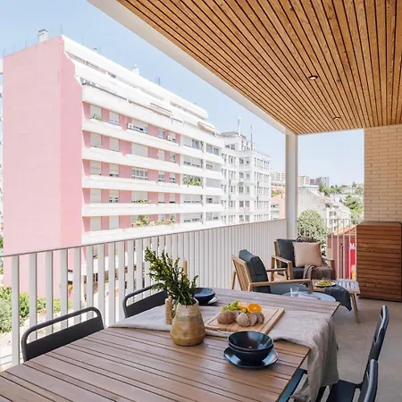 Terracina - 2 Bedrooms And Terrace In Campolide アパート