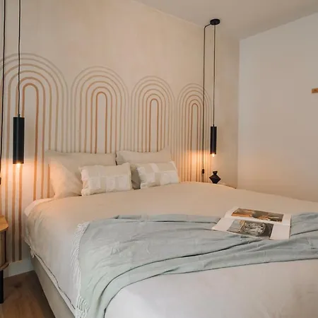 Terracina - 2 Bedrooms And Terrace In Campolide